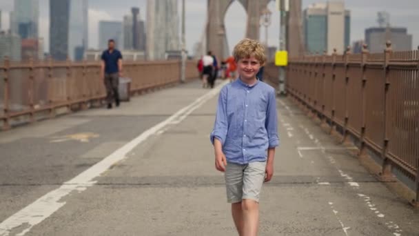 Portrait Young Boy Walking Brooklyn Bridge Popular Tourist Destination New — Stock video