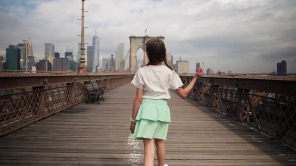 Back View Young Teenage Girl Walking Brooklyn Bridge Popular Tourist — Stockvideo