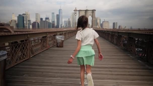 Back View Young Teenage Girl Running Brooklyn Bridge Popular Tourist — Stockvideo