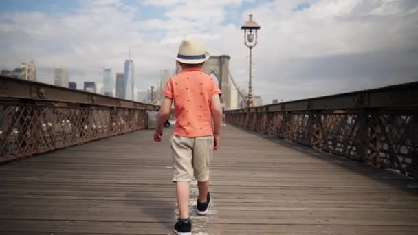 Little Toddler Boy Squatting Look Metal Fence Brooklyn Bridge Popular — Vídeos de Stock