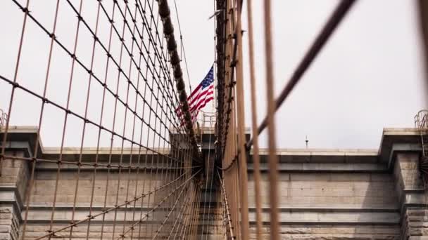 Close Brooklyn Bridge Towers American National Flag Top Cables Bridge — Stockvideo