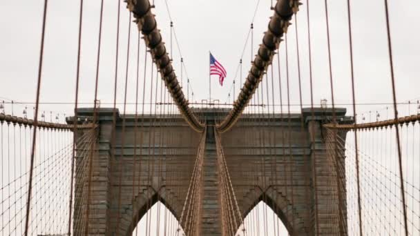 Close Brooklyn Bridge Towers American National Flag Top Cables Bridge — Stock video