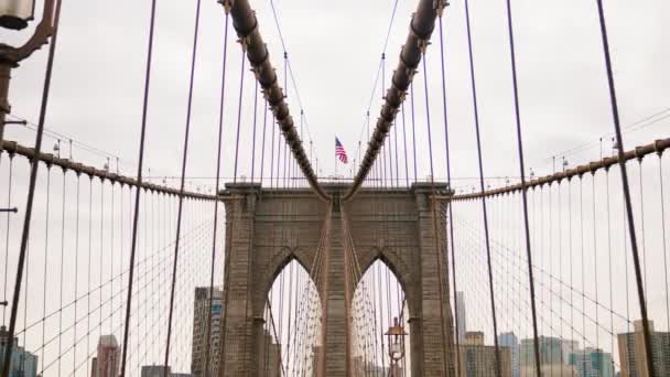 Bottom View Brooklyn Bridge Towers American National Flag Top Cables — Stock video