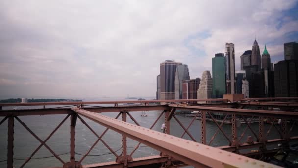 Cars Driving Brooklyn Bridge Manhattan Skyline Background View Pedestrian Side — Vídeos de Stock