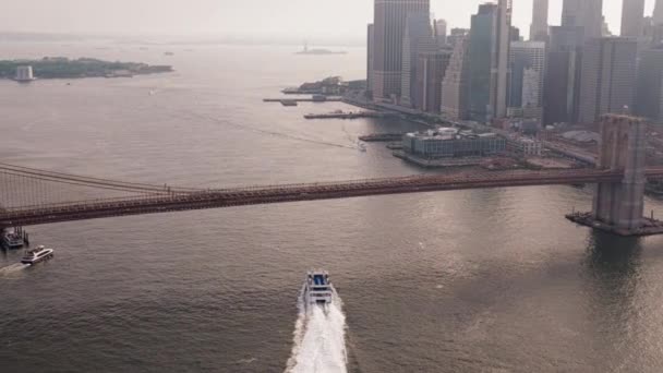 Aerial Brooklyn Bridge East River Manhattan District New York Yacht — Vídeo de stock