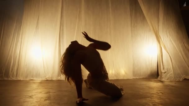 Silhouette Professional Dancer Performing Studio Soft Warm Lighting Graceful Young — Video