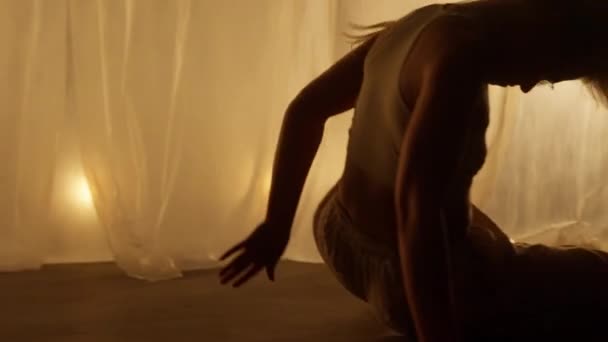 Silhouette Professional Dancer Performing Soft Warm Lighting Graceful Young Woman — Vídeo de Stock
