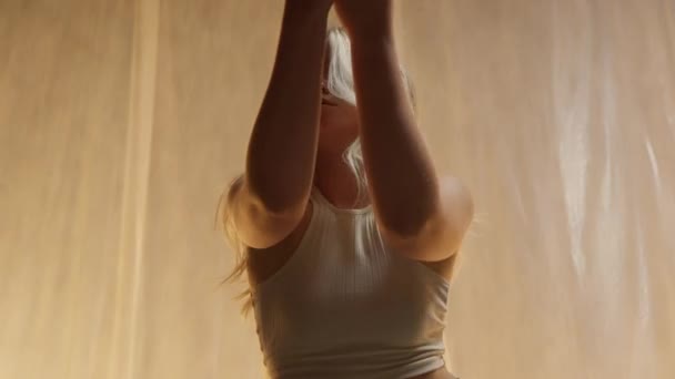 Close Professional Dancer Soft Warm Lighting Graceful Young Woman White — Vídeo de Stock