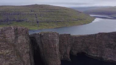 Traelnipa, Köle Uçurumu üzerinden Faroe Adaları 'ndaki Leitisvatn Gölü' ne doğru