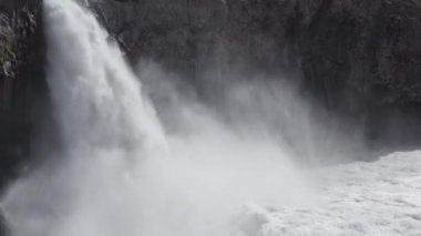 Aldeyjarfoss Şelalesinin Dışına Orta Büyüt Kayalıklardan, İzlanda
