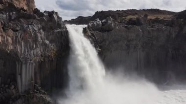Aldeyjarfoss Şelalesi üzerinde geniş çaplı İHA Uçuşu, İzlanda