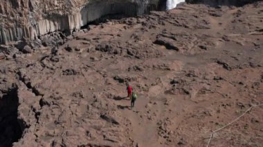 Geniş İnsansız Hava Aracı, İzlanda Aldeyjarfoss Şelalesi 'ne doğru yürüyen iki adamın izini sürüyor.