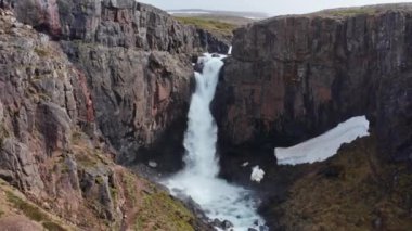 Fardagafoss Şelalesinin İHA Uçuşu İzlanda 'da Uçuyor