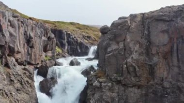 Fardagafoss Şelalesinin İHA Uçağı İzlanda 'da Uçuyor