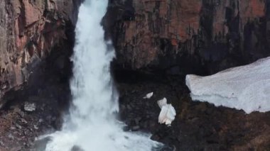 Fardagafoss Şelalesinin, İzlanda 'da Uçan Orta Yol Uçağı