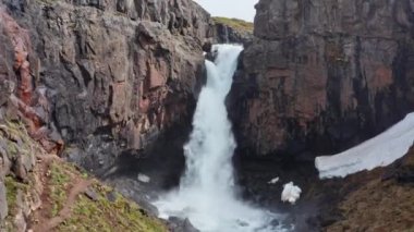Fardagafoss Şelalesinin İHA Uçuşu İzlanda 'da Uçuyor