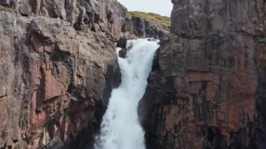 Fardagafoss Şelalesinin İHA Uçağı İzlanda 'da Uçuyor