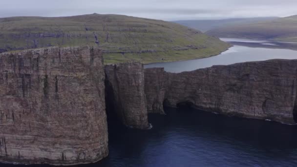 Wide Slow Motion Drone Flight Traelnipa Slave Cliff Hacia Lago — Vídeo de stock