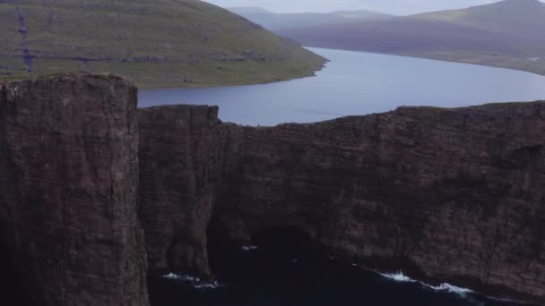 Wide Slow Motion Drone Flight Traelnipa Slave Cliff Hacia Lago — Vídeos de Stock