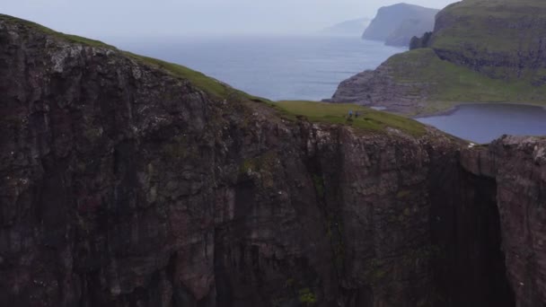 Traelnipa Köle Uçurumu Üzerinden Faroe Adaları Ndaki Leitisvatn Gölü Doğru — Stok video