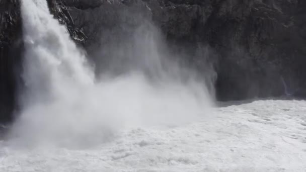 Medium Panning Shot Aldeyjarfoss Waterfall Cascading Cliffs Ισλανδία — Αρχείο Βίντεο