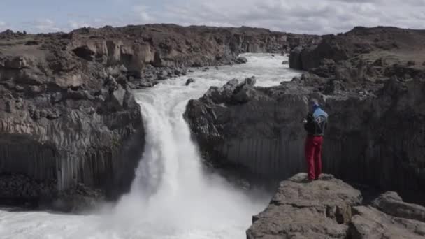 Drone Passing Drone Pilot Standing Rocks Aldeyjarfoss Καταρράκτης Ισλανδία — Αρχείο Βίντεο