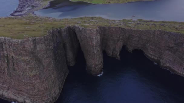 Wide Slow Motion Drone Flight Traelnipa Slave Cliff Naar Leitisvatn — Stockvideo