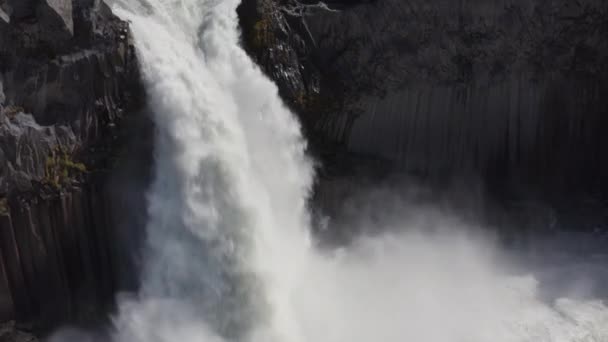 Brett Drönarflyg Stiger Över Aldeyjarfoss Vattenfall Island — Stockvideo