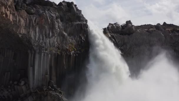 Ευρεία Dolly Shot Aldeyjarfoss Waterfall Cascading Cliffs Ισλανδία — Αρχείο Βίντεο