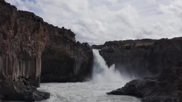 Großer Drohnenflug Richtung Aldeyjarfoss Wasserfall Island — Stockvideo