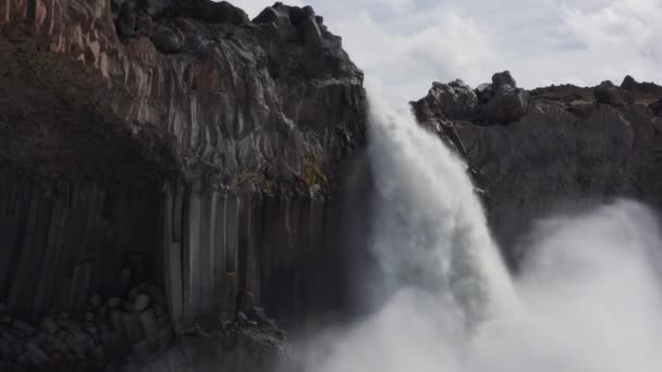Wide Lockdown Shot Aldeyjarfoss Καταρράκτης Cascading Cliffs Ισλανδία — Αρχείο Βίντεο