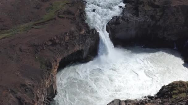 Wide Drone Arcing Aldeyjarfoss Καταρράκτης Cascading Cliffs Ισλανδία — Αρχείο Βίντεο