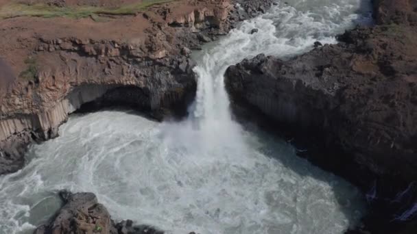 Bred Drone Arcing Över Aldeyjarfoss Vattenfall Cascading Över Klippor Island — Stockvideo