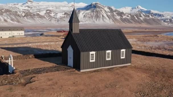 Szeroki Lot Dronem Czarnego Kościoła Budakirkja Budir Półwysep Snaefellsnes Islandia — Wideo stockowe