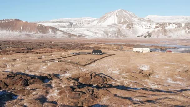 広いドローン飛行アーキングブラック教会BudakirkjaとBudr Snaefellsnes半島 アイスランドの風景の周り — ストック動画