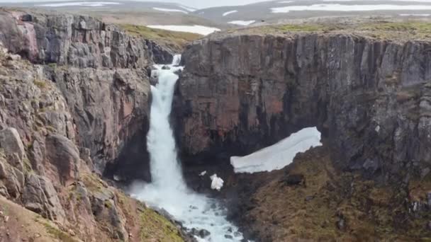 Drohnenflug Des Fardagafoss Wasserfalls Über Klippe Island — Stockvideo
