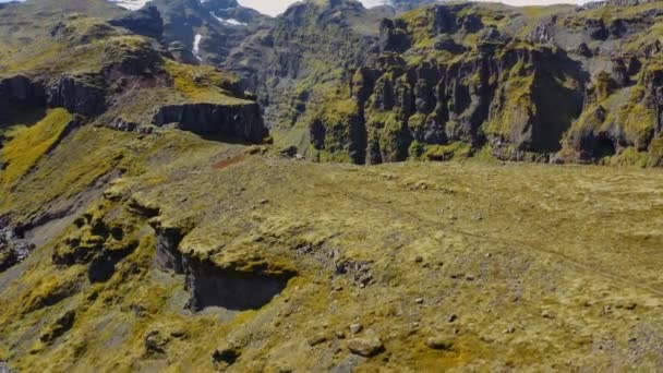 Luchtfoto Van Majestueuze Mulagljufur Canyon Met Besneeuwde Bergen Achtergrond Unieke — Stockvideo