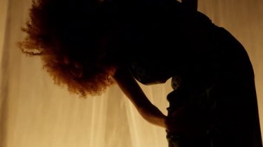 Profesyonel Dansçı Sahne Perdesine Karşı Stüdyoda Sahne Arkası Yumuşak Işıklı. Afro-Amerikan Kadın Afro-Saç Stili Parlayan Işıklarda Dans. Yakın çekim Yavaş Çekim Ekranı