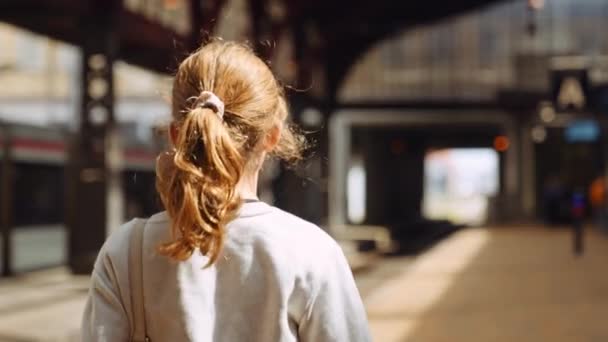 Medium Slow Motion Tracking Shot Young Girl Walking Train Station — Vídeo de stock