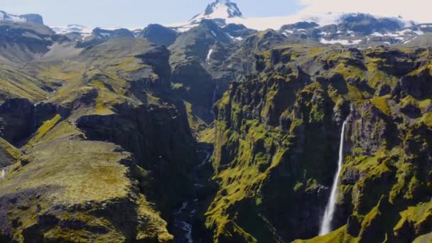 Вид Повітря Каньйон Меджестік Мулагліфур Водоспадом Засніженими Горами Задньому Плані — стокове відео