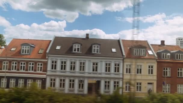 Široký Úhel Pohledu Snímek Okna Vlaku Cestování Městem — Stock video