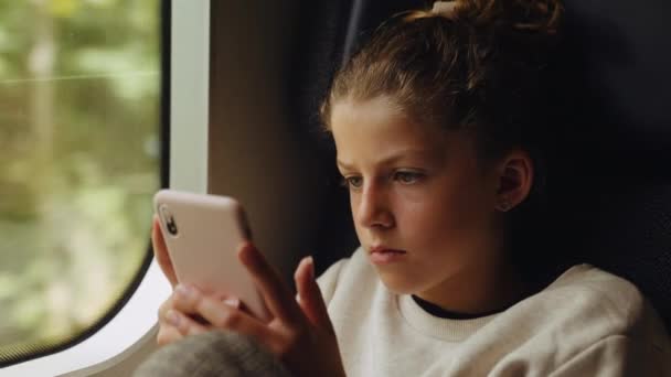 Primer Plano Cámara Lenta Disparo Mano Chica Joven Usando Smartphone — Vídeo de stock