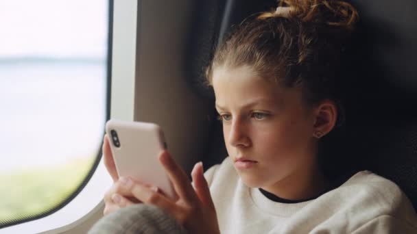 Primer Plano Cámara Lenta Disparo Mano Chica Joven Usando Smartphone — Vídeo de stock