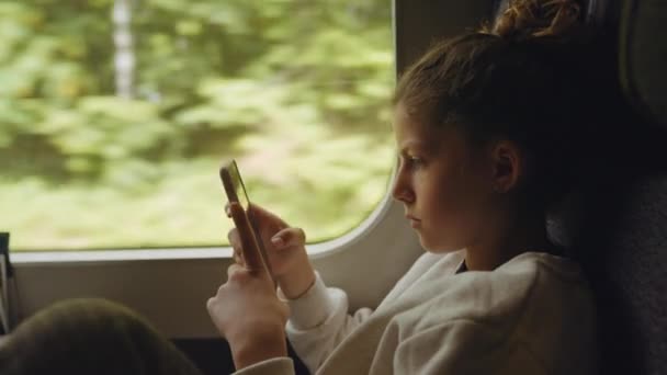 Fotografía Mano Cámara Lenta Media Chica Joven Usando Smartphone Viaje — Vídeo de stock