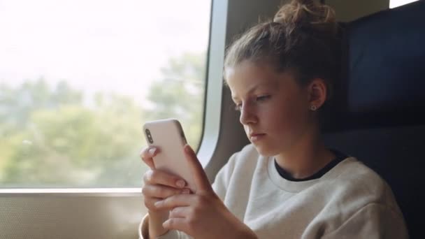 Medium Slow Motion Handheld Skott Ung Flicka Med Hjälp Smartphone — Stockvideo