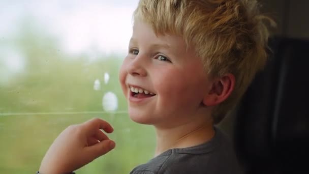 Medelstor Handhållen Skott Leende Ung Pojke Tittar Tågfönstret Den Passerande — Stockvideo