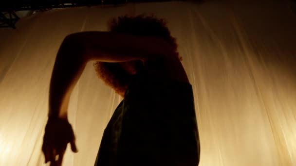 Dançarino Profissional Realizando Estúdio Contra Cortina Palco Com Soft Warm — Vídeo de Stock