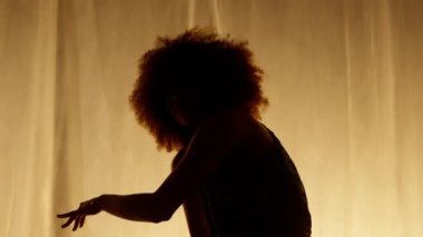 Profesyonel Dansçı Sahne Perdesine Karşı Stüdyoda Sahne Arkası Yumuşak Işıklı. Afro-Amerikan Kadın Afro-Saç Stili Parlayan Işıklarda Dans. Yavaş Hareket Uzaklaştırma Görüntüsü