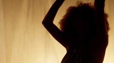 Profesyonel Dansçı Sahne Perdesine Karşı Stüdyoda Sahne Arkası Yumuşak Işıklı. Afro-Amerikan Kadın Afro-Saç Stili Parlayan Işıklarda Dans. Yavaş Çekim Yakın Çekim Dolly Out