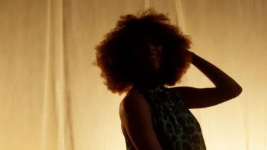 Profesyonel Dansçı Sahne Perdesine Karşı Stüdyoda Sahne Arkası Yumuşak Işıklı. Afro-Amerikan Kadın Afro-Saç Stili Parlayan Işıklarda Dans. Yakın çekim Yavaş çekim Dolly Out